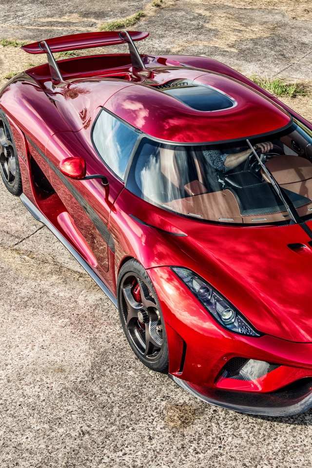 Красный спортивный автомобиль Koenigsegg Regera вид сверху