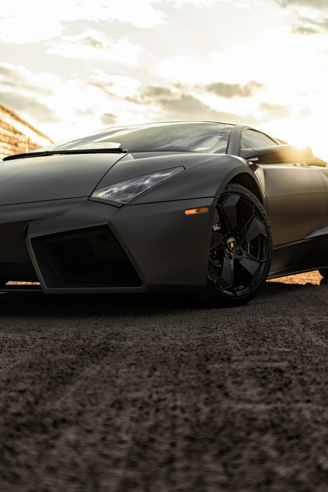 Черный быстрый автомобиль Lamborghini Reventon