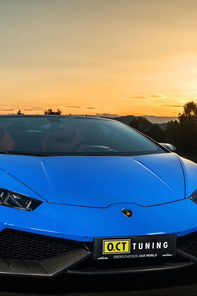 Синий скоростной автомобиль Lamborghini Huracan
