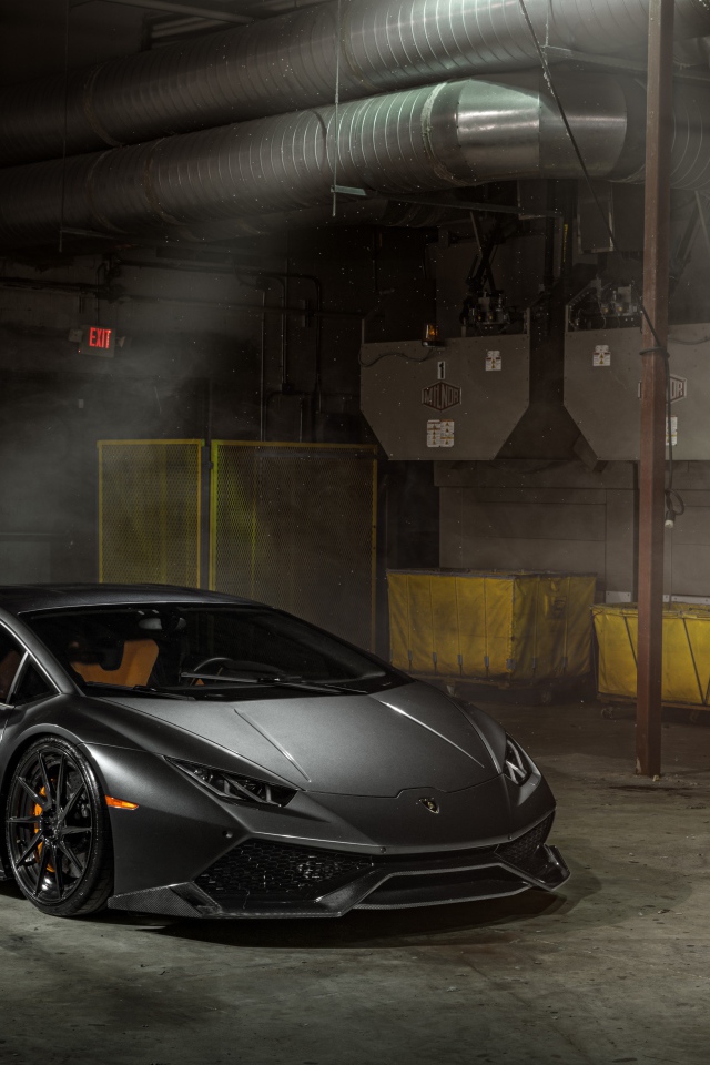 Быстрый серебристый автомобиль Lamborghini Huracan 