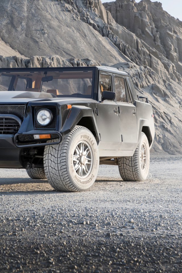 Внедорожник  Lamborghini LM002 на фоне гор