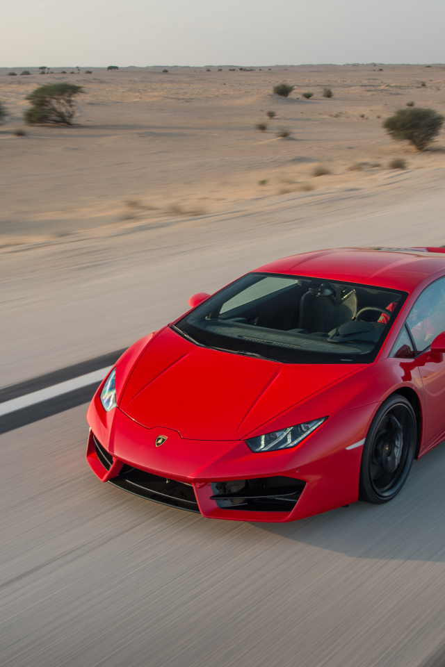 Красный спортивный автомобиль Lamborghini Huracan, LP 580-2 на трассе