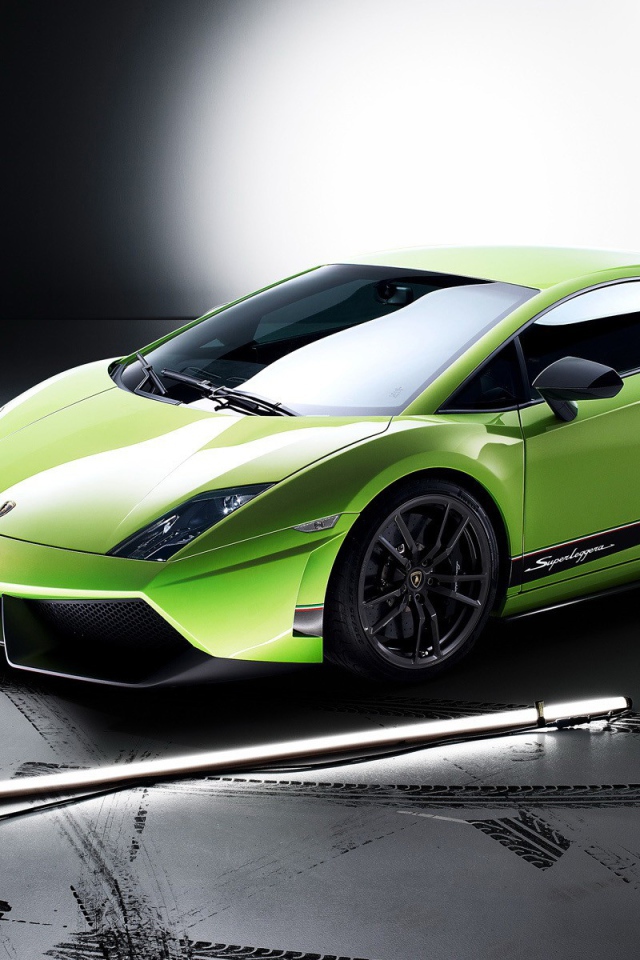 Спорткар Lamborghini Huracan салатового цвета в свете софитов 