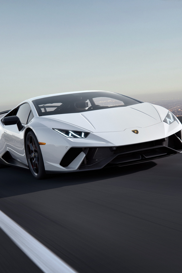 Белый спортивный автомобиль Lamborghini Huracan, 2018 на трассе