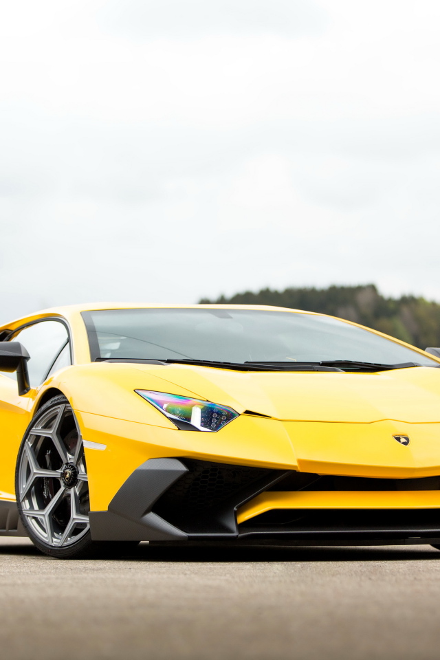 Желтый быстрый автомобиль Lamborghini Aventador Novitec Torado LP 750-4
