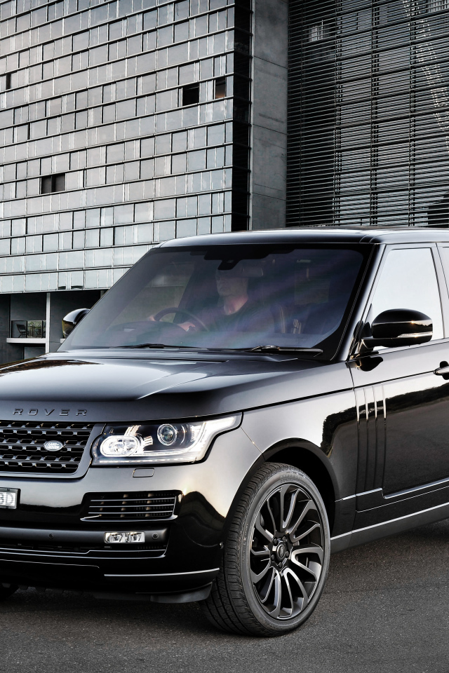 Красивый черный автомобиль Land Rover Vogue