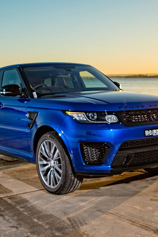 Синий внедорожник  Range Rover на берегу моря
