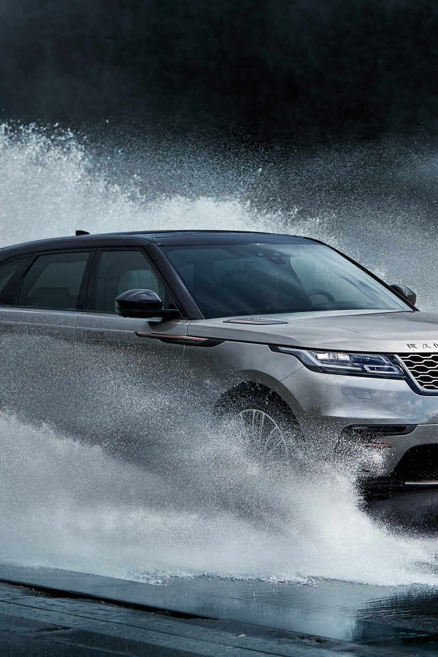 Серый автомобиль Range Rover Velar, 2017 проезжает по воде