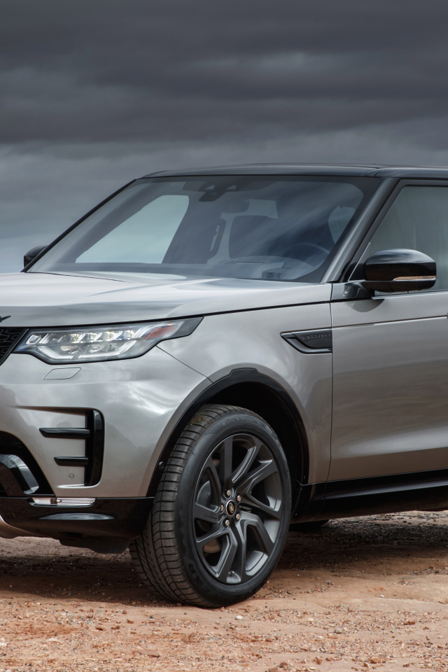 Серебристый автомобиль Land Rover  Discovery HSE Si6, 2017 