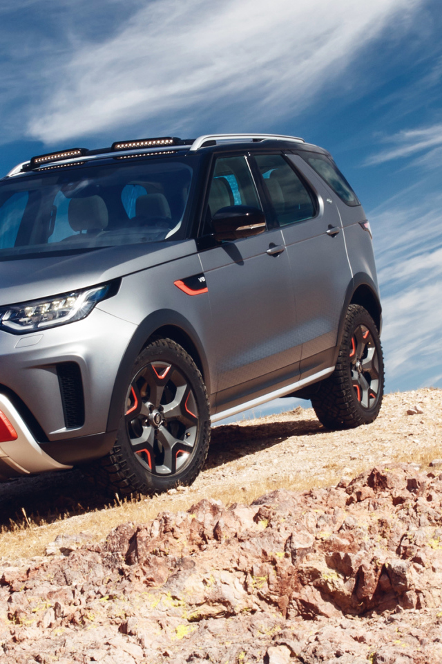 Серебристый внедорожник Land Rover Discovery SVX 2, 2018 на фоне неба