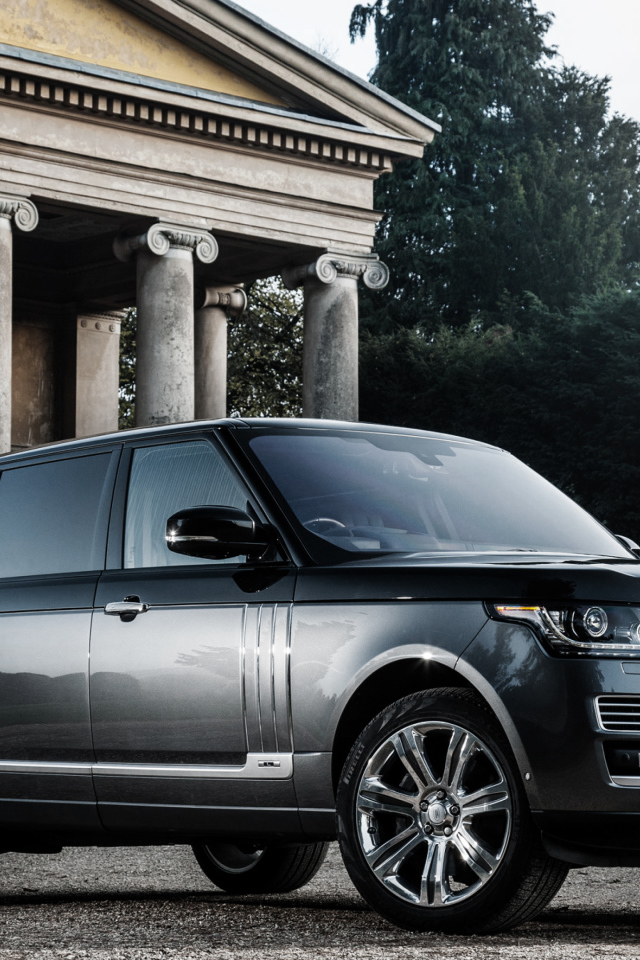 Серебристый стильный внедорожник Range Rover 