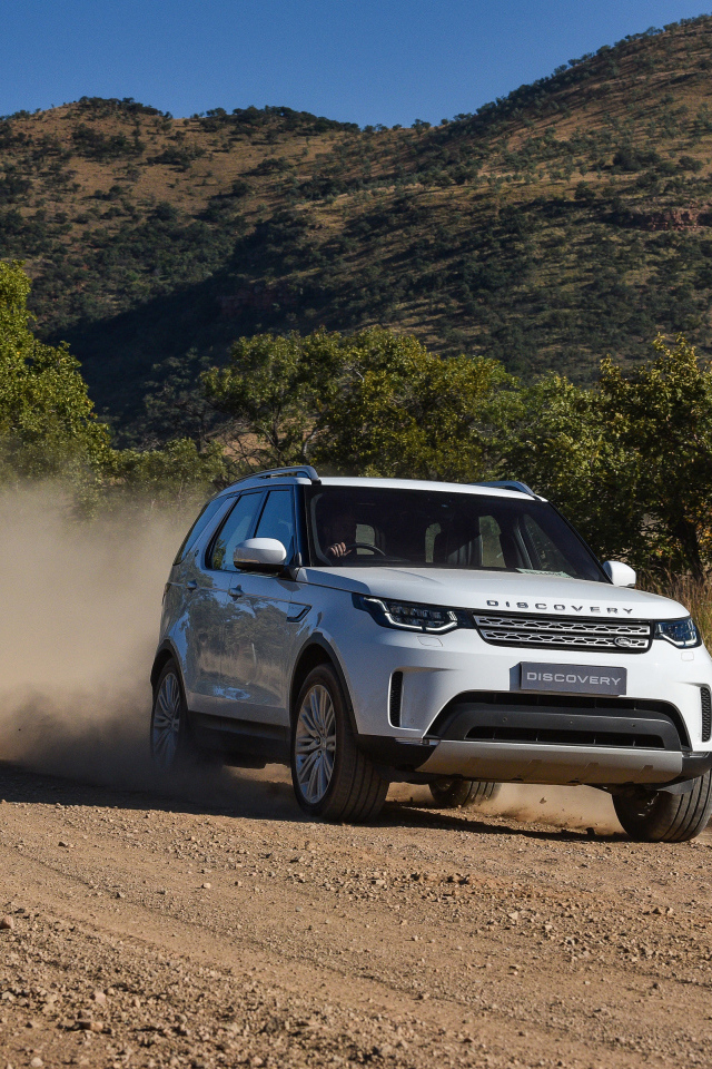 Белый внедорожник Land Rover  Discovery HSE Td6, 2017 на дороге