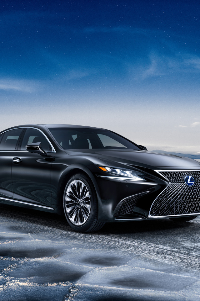 Автомобиль  Lexus LS 500h на скользкой трассе 