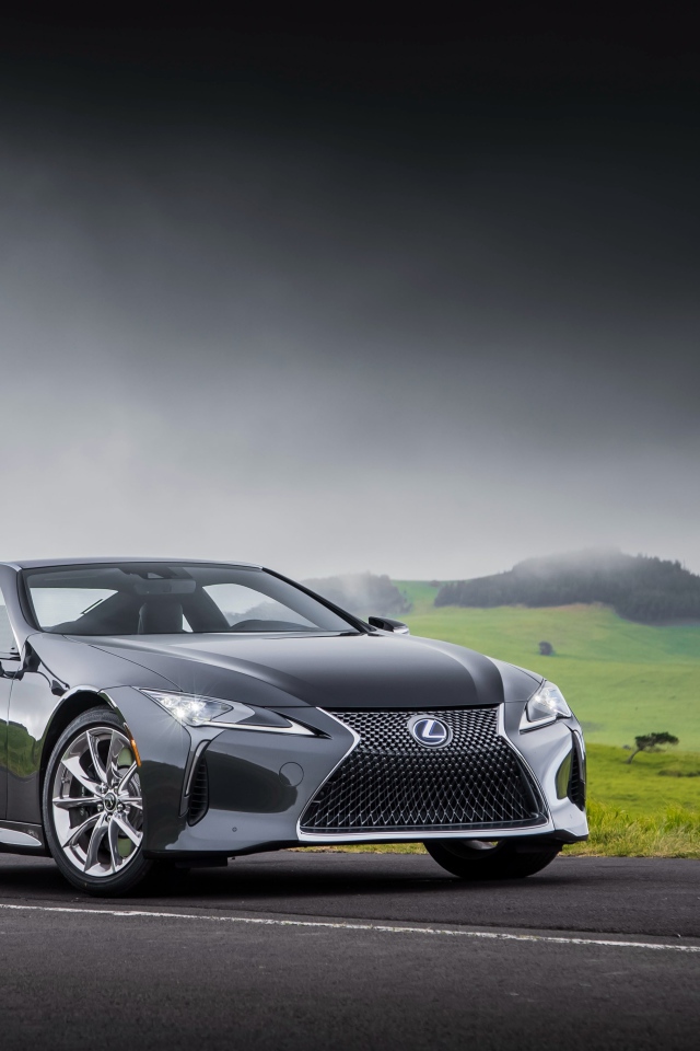 Серебристый автомобиль Lexus LC 500h, 2018 под грозовым небом