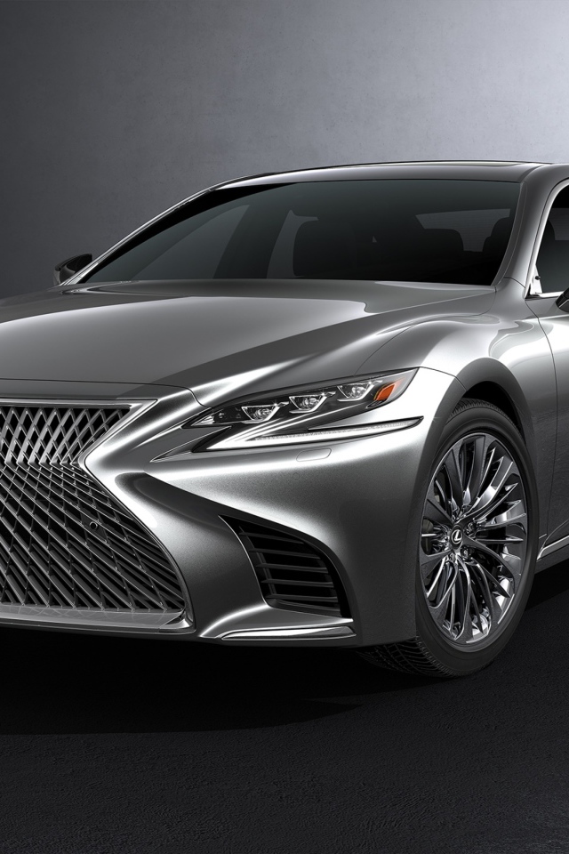 Серебристый автомобиль Lexus LS на сером фоне