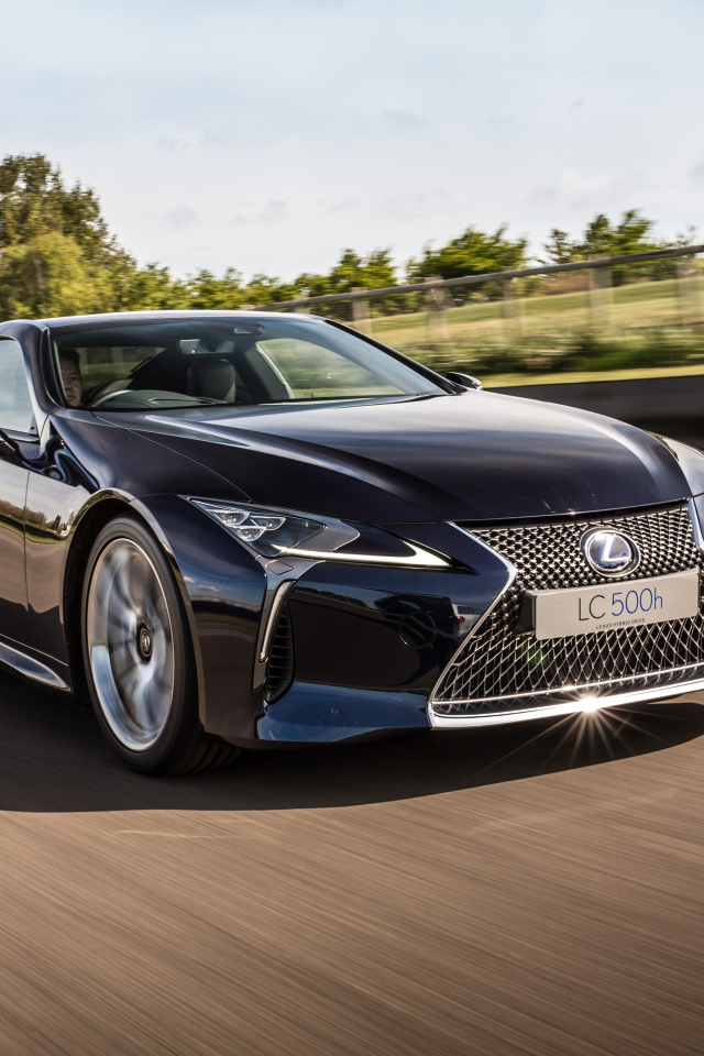 Стильный черный Lexus LC 500h на скорости