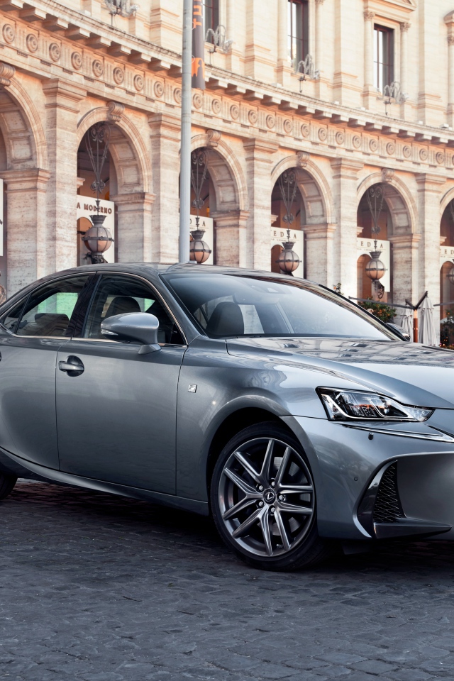 Стильный серебристый Lexus IS на фоне здания