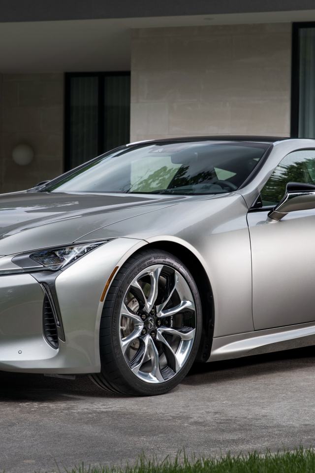 Стильный серебристый автомобиль Lexus LC 500h, 2018
