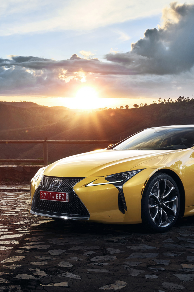 Желтый автомобиль Lexus LC 500  на фоне заката 