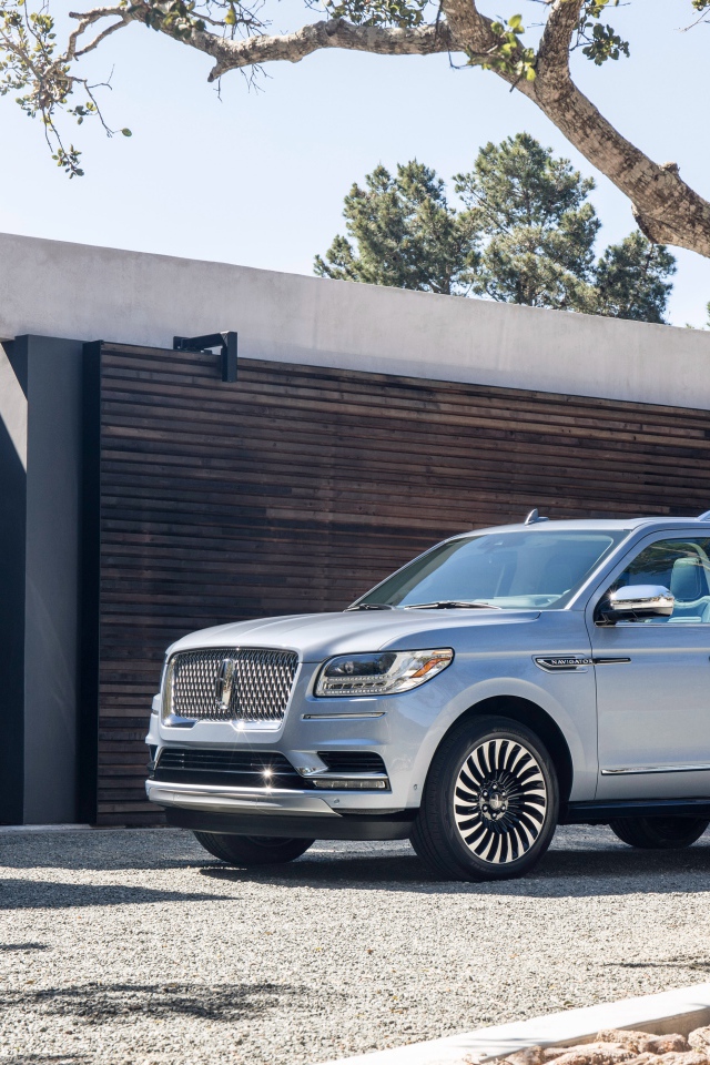 Серебристый автомобиль внедорожник Lincoln Navigator, 2017