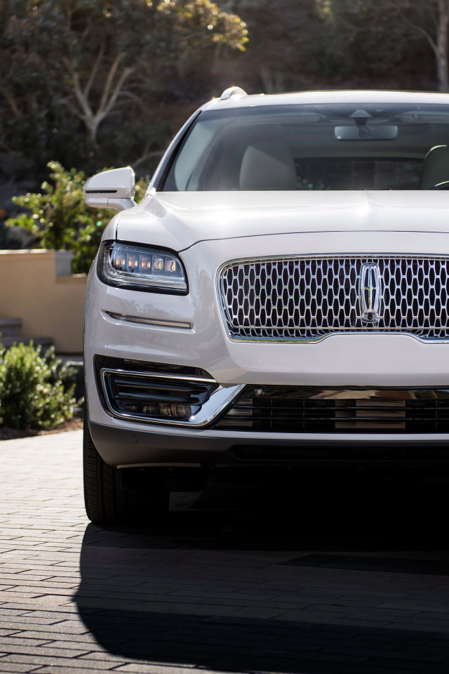Белый автомобиль Lincoln Nautilus, 2019 вид спереди