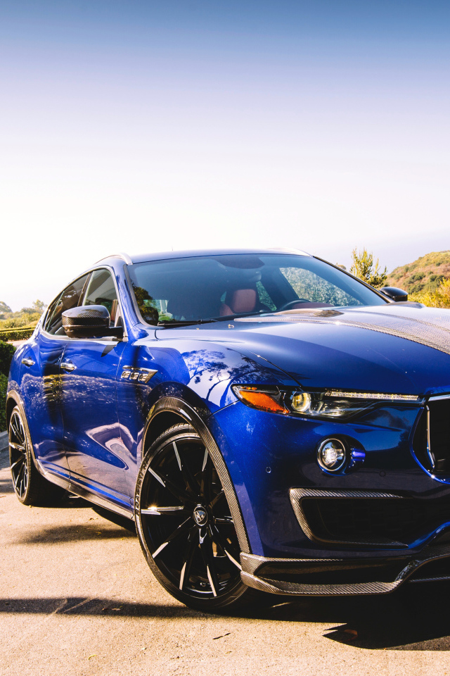 Красивый синий автомобиль Maserati Levante Shtorm, 2018