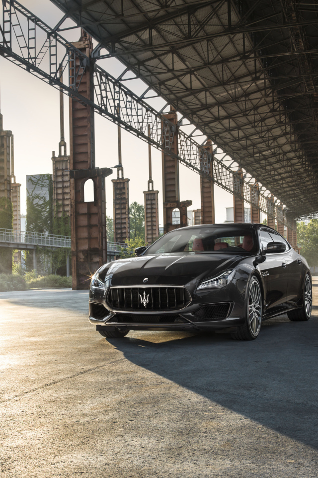 Черный быстрый автомобиль Maserati  Quattroporte GTS GranSport, 2017