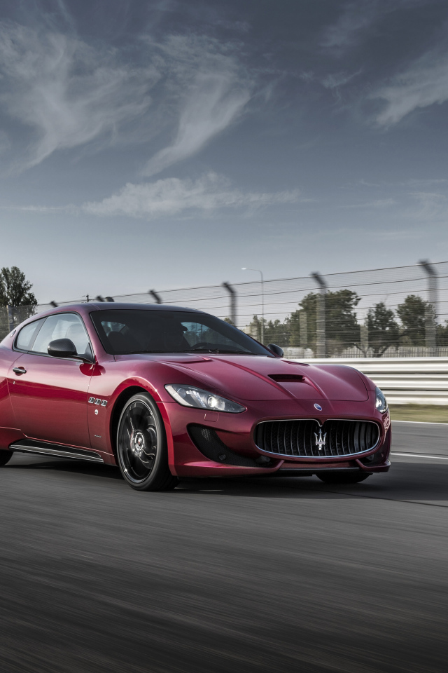 Бордовый автомобиль Maserati  GranTurismo, 2017. 