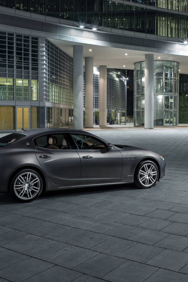 Серебристый автомобиль Maserati Ghibli S Gran Lusso, 2017