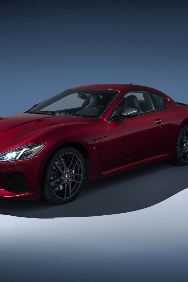 Спортивный автомобиль Maserati GranTurismo бордового цвета