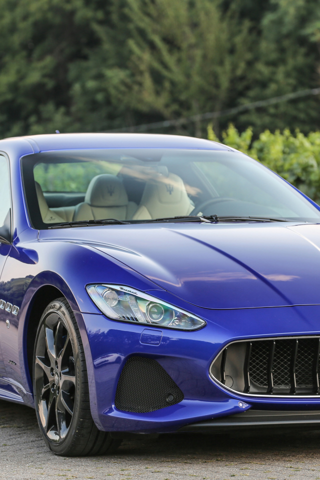 Стильный автомобиль Maserati GranTurismo цвет синий металлик