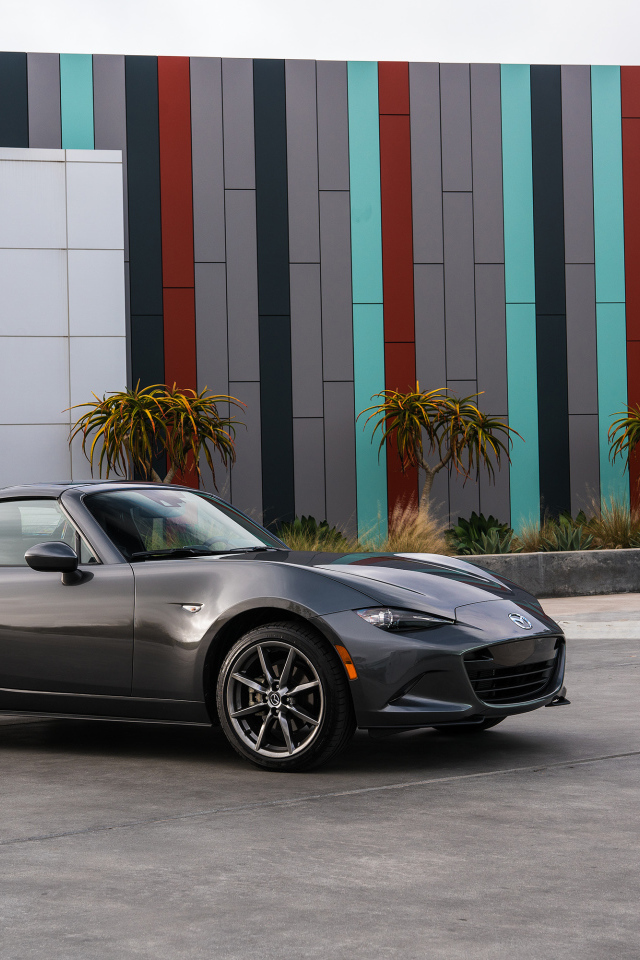 Серый автомобиль Mazda MX-5 Miata RF, 2017 года 