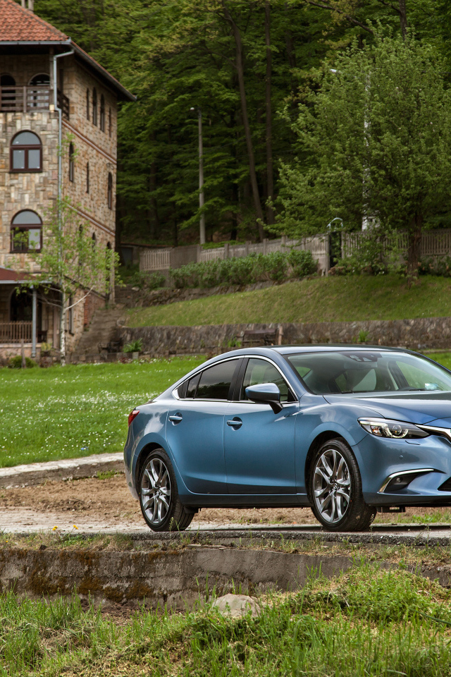 Автомобиль Mazda 6, цвета голубой металлик 