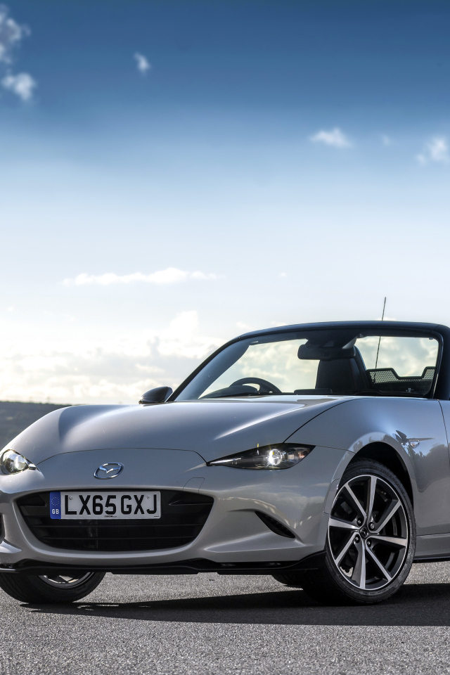Серебристый кабриолет Mazda MX-5 на фоне красивого неба