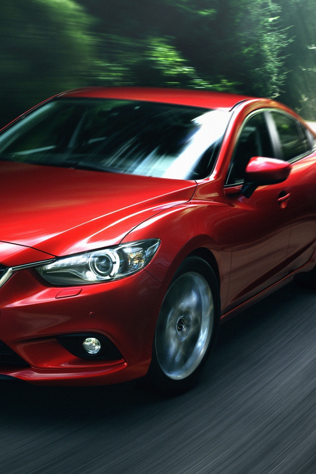 Красный автомобиль  Mazda 6, 2018 на скорости