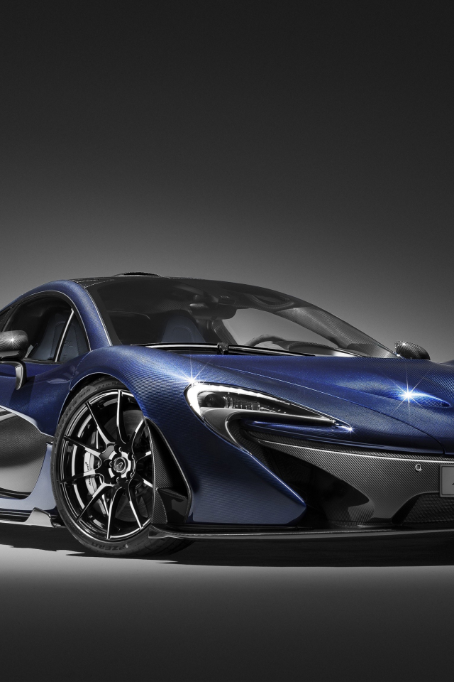Синий спортивный автомобиль McLaren P1
