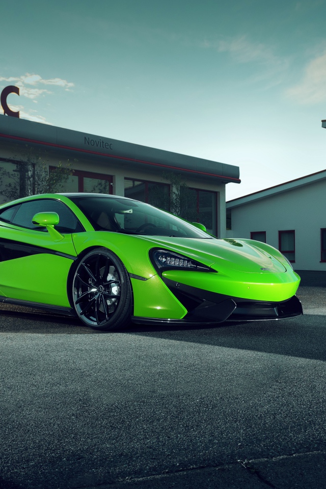 Зеленый спортивный автомобиль McLaren 570GT