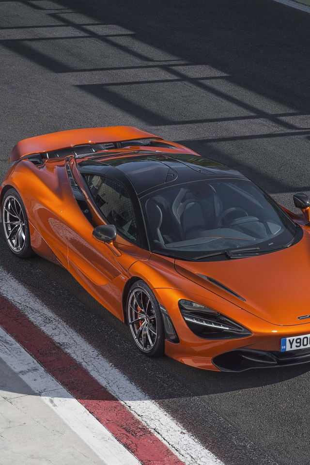 Оранжевый спортивный автомобиль McLaren 720S, 2017 