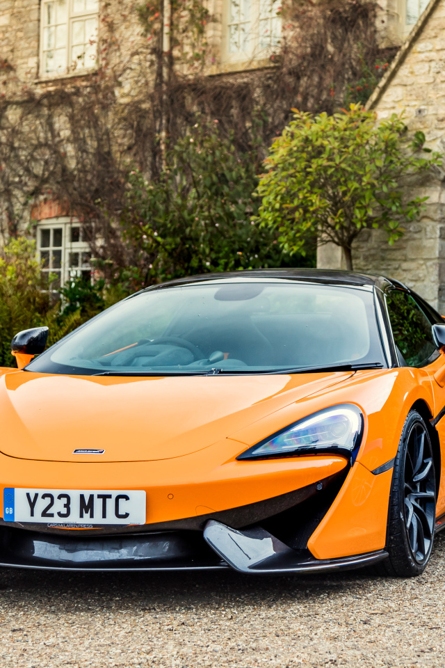 Оранжевый стильный спорткар McLaren 720S, 2017