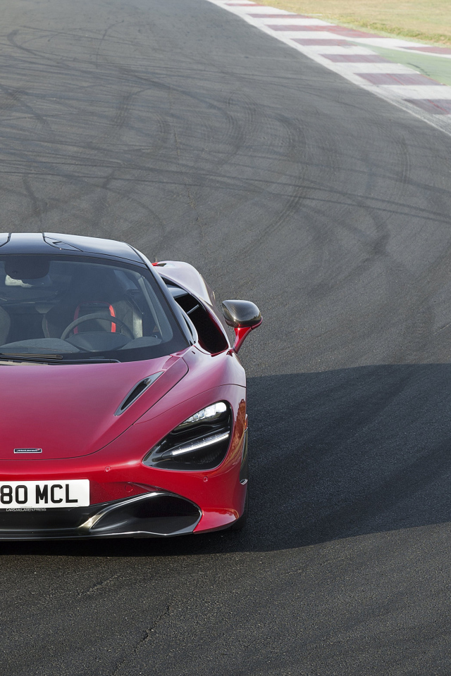 Красный гоночный автомобиль McLaren 720S на трассе 