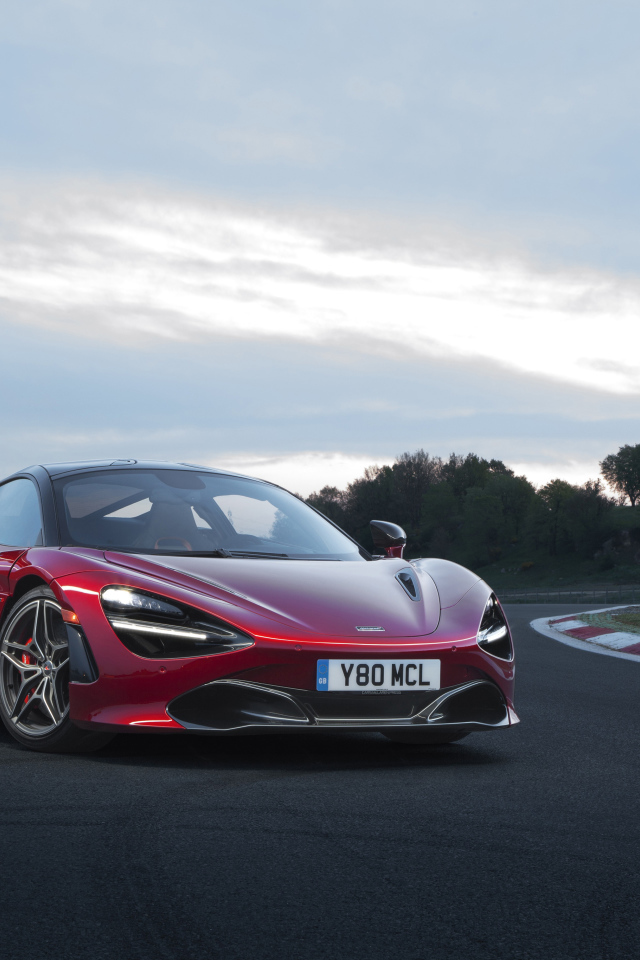 Красный спортивный автомобиль McLaren 720S, 2017 