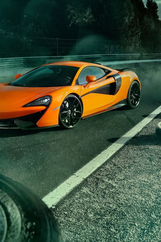 Спорткар McLaren 570S на гоночной трассе 
