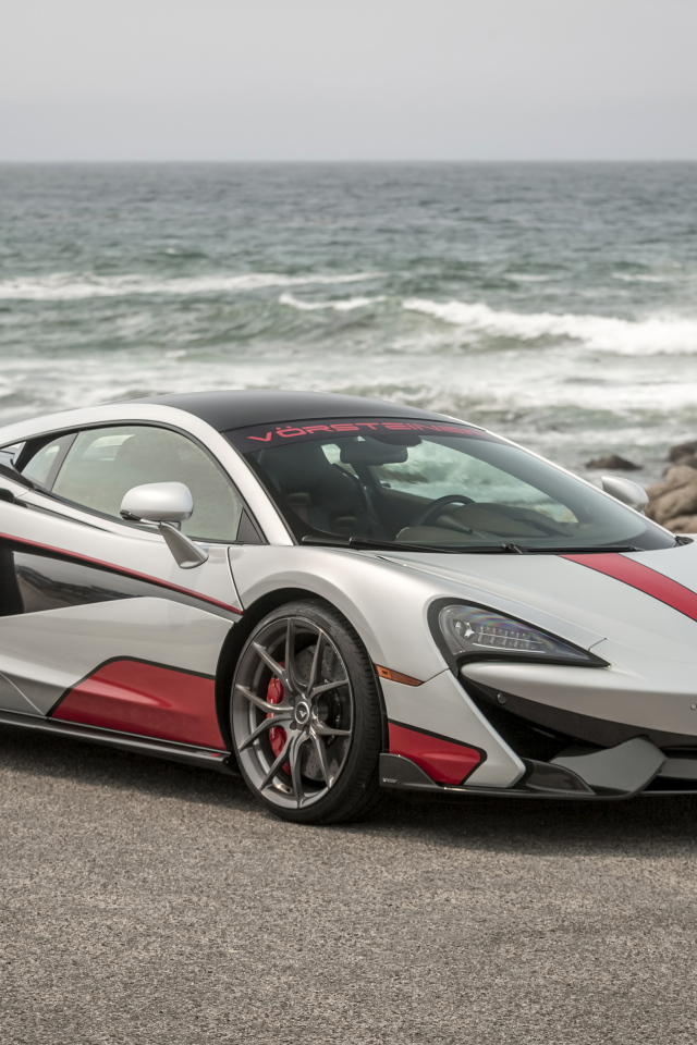 Спортивный автомобиль McLaren 570S на фоне океана