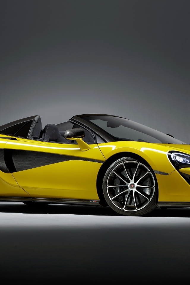 Стильный спортивный автомобиль McLaren 570S желтого цвета