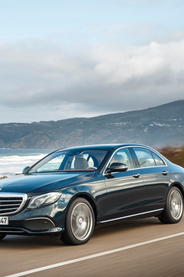 Черный автомобиль Mercedes-Benz E-Class на трассе 