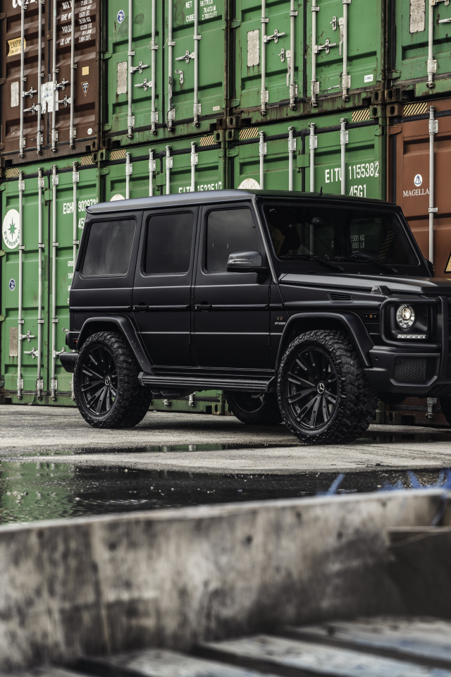 Черный автомобиль Mercedes-AMG G 63
