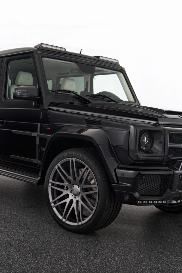 Черный автомобиль Mercedes-Benz G-класс W463 на белом фоне