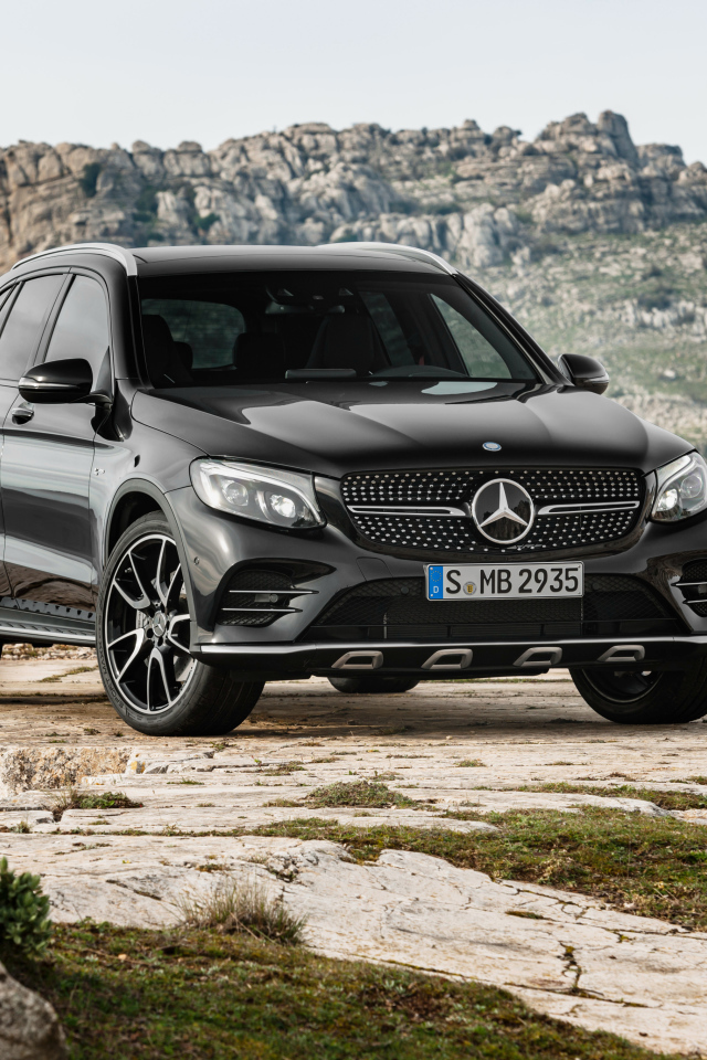 Черный автомобиль Mercedes-Benz GLC-Class на фоне скал 