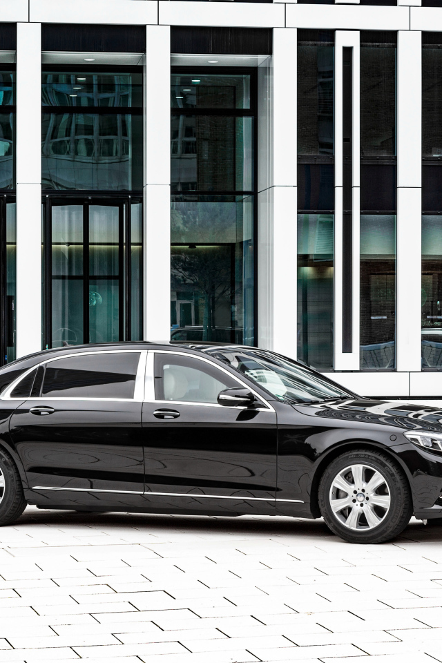 Черный автомобиль  Mercedes-Benz S-Class