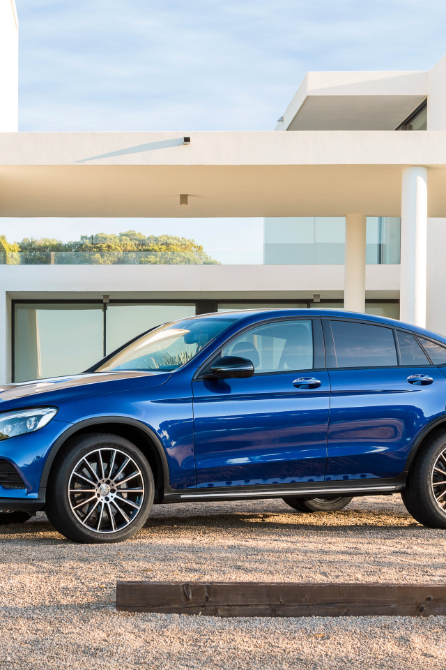 Синий автомобиль Mercedes-Benz GLC-Class 